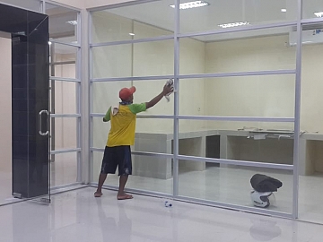 Pekerjaan Partisi Kaca dengan Kusen Alumunium